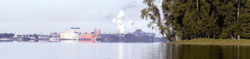 Vue à partir du fleuve Saint-Laurent des industries de Sorel-Tracy