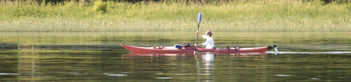 Un homme qui navigue en kayak dans un chenal